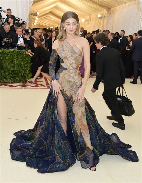 Gigi Hadid met gala dress